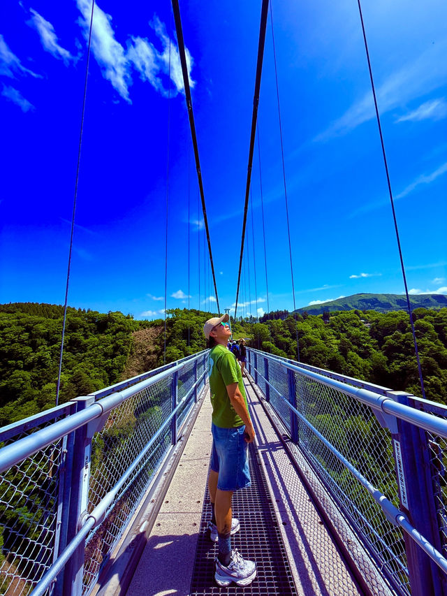 穿越僻靜山谷的高空吊橋