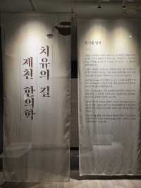 고요한 실내에서 역사 읽기