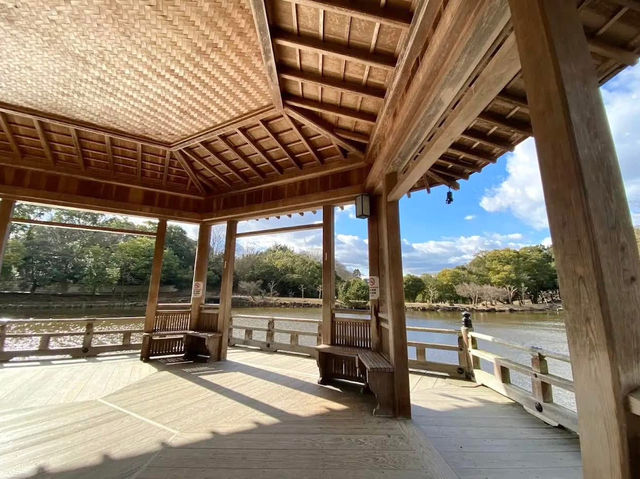 一座美麗的六角形建築，屋頂以檜樹皮搭建💕浮見堂