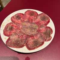 🔥沖繩燒肉初體驗｜琉球パラダイス：重口系拉麵搭配啤酒燒肉，觀光客友善的一站式晚餐選擇！
