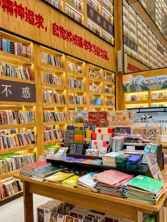 GUANGZHOU LIBRARY · THE WORLD’S MOST FUTURISTIC BOOK TEMPLE
