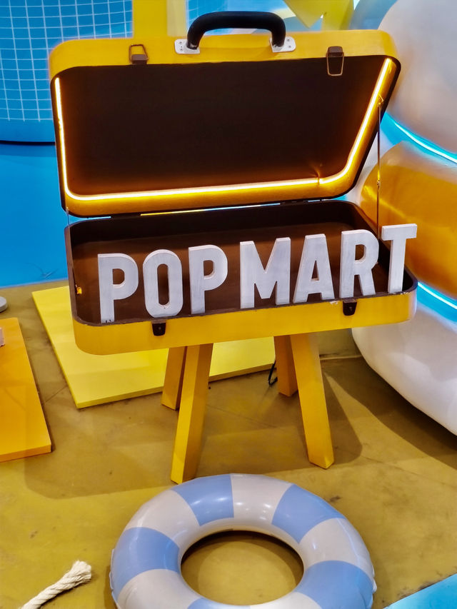 芭達雅｜Central Pattaya POP Mart 泡泡瑪特快閃店一走進就想全包！POP MART Central Pattaya成為收藏控的朝聖地，人手一袋