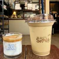  ☁️ SRNA. Cafe – เรียบ เท่ เงียบ 