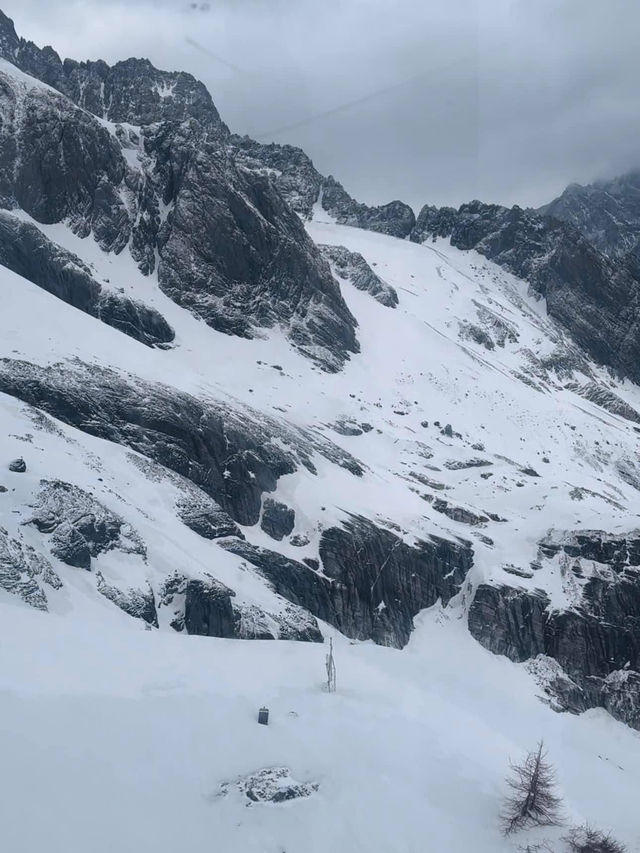 White Silence: The Beauty of Yu Long(Jade Dragon Snow Mountain)
