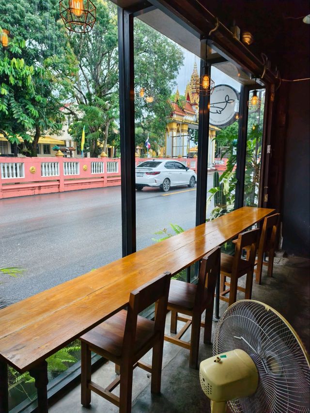 ร้านคาเฟ่ผสมความวินเทจ ณ นายปลาวาฬ (W52) คาเฟ่