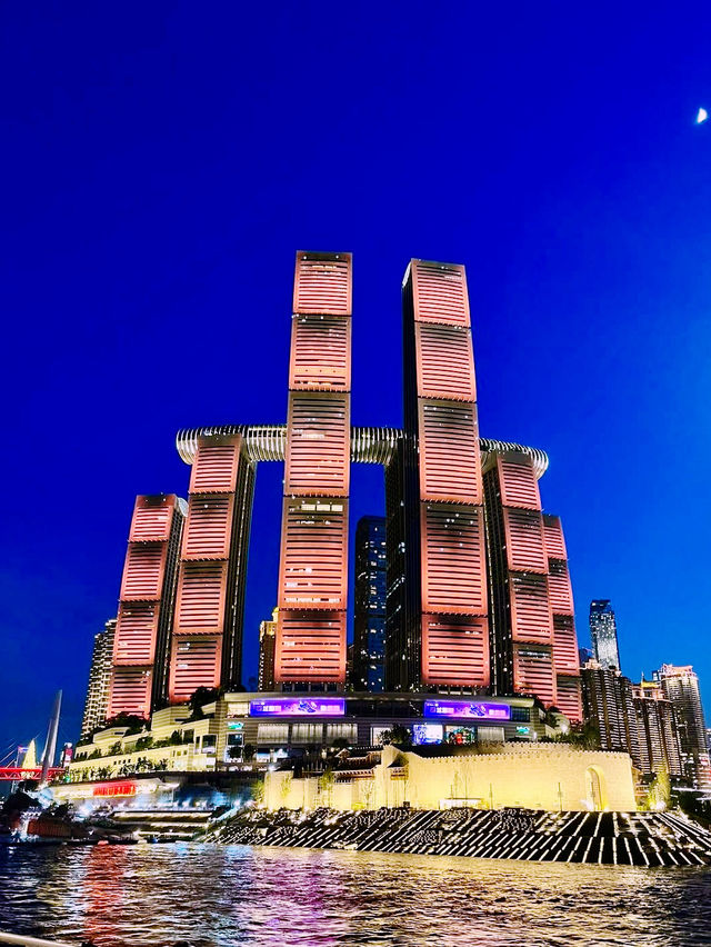 🌃 Solo Adventure: Chongqing’s Dazzling Nightscapes – Where Megacity Meets Mountains