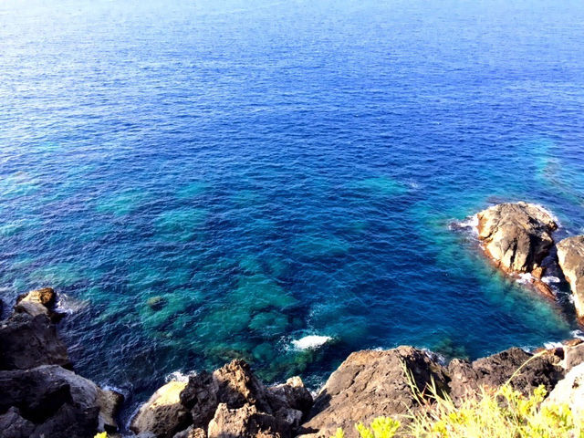 空と海が、すぐそこにある島で