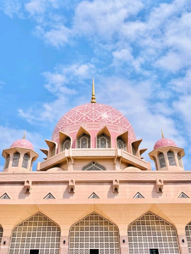 Putra Mosque, Putrajaya – A Modern Marvel with Traditional Charm