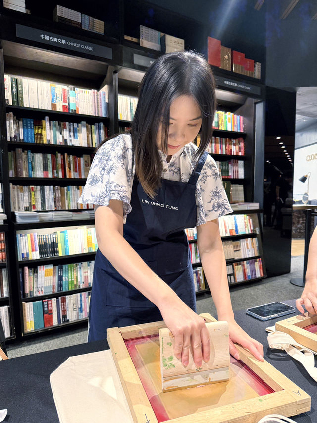 藏身書店內的💎珠寶藝術展