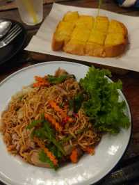 กินนม ขนมปัง ชมบรรยากาศแม่น้ำน่านยามค่ำคืน