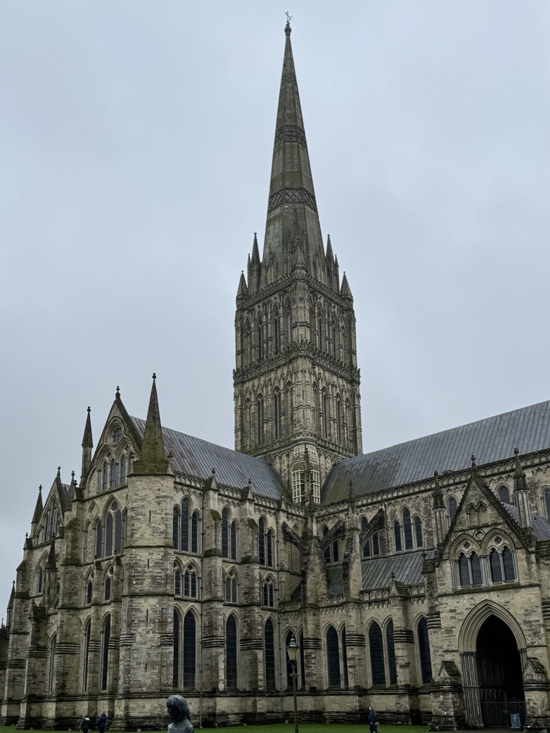 Nhà thờ Salisbury, một nhà thờ vẫn giữ được vẻ đẹp nguyên sơ của kiến trúc Gothic thời trung cổ.