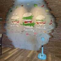 ジューシーな肉感と豊富なメニューが魅力のこだわりの本格バーガー🇹🇭