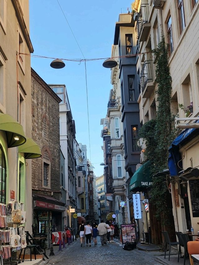 Galata tower หอคอยเเลนมาร์คในอิสตันบูล