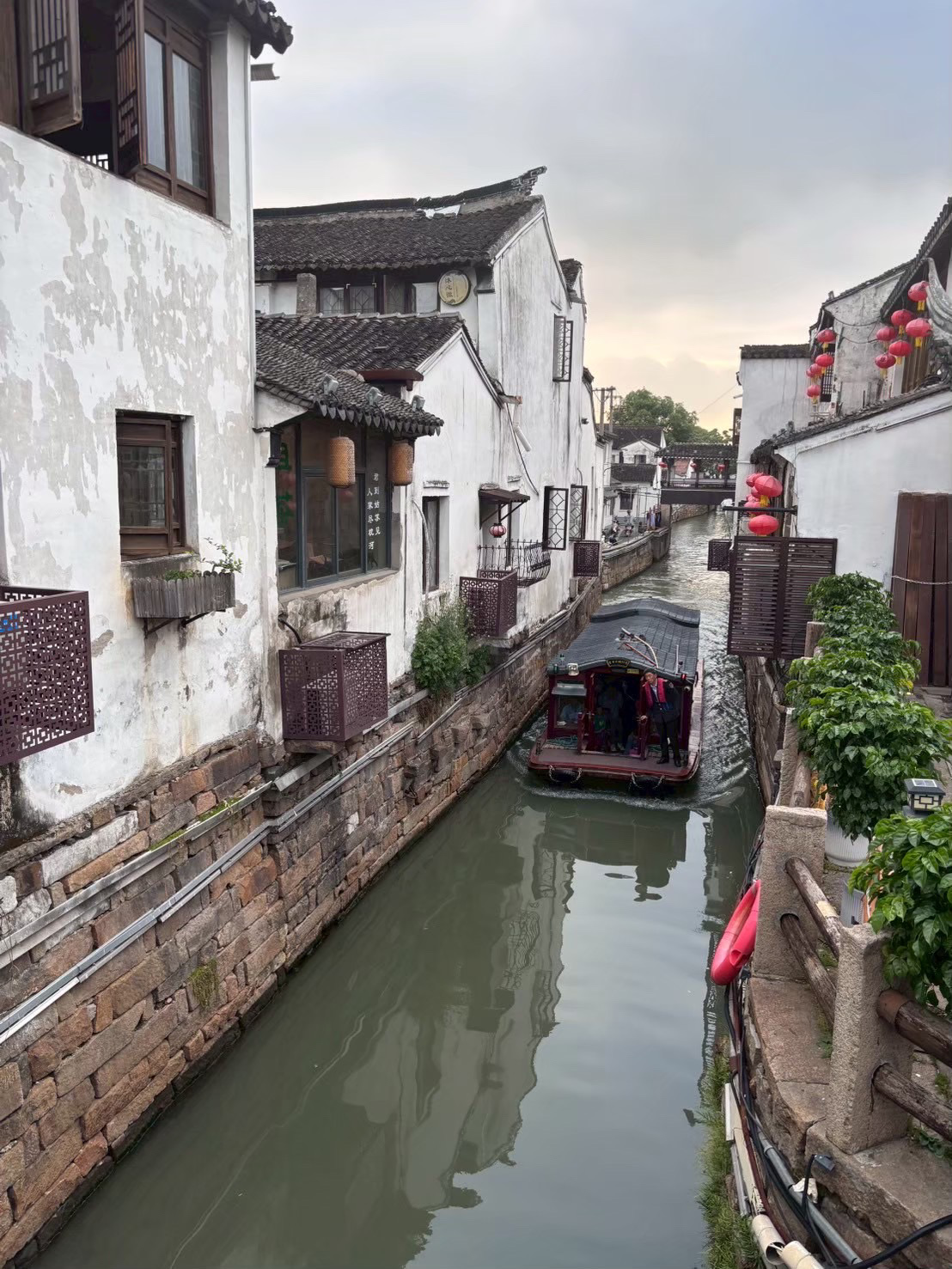 🗓 行程亮點

第1天
　• 午餐：香雪海飯店中餐廳（人民橋店）
　• 晚餐：鑫震源·蘇式大蝦生煎（臨頓路店）
　• 觀光：漫步山塘街

第2天
　• 午餐：姑蘇橋·文人蘇式麵館（觀前街店）
　• 點心：寶島沁心（觀前街·開元里店）
　• 晚餐：Butter Thai（蘇州中心店）
　• 夜咖啡：惜杯咖啡
　• 觀光：蘇州之眼摩天輪、東方之門
　• 放鬆：月宮3D影院式足道

第3天
　• 早晨：飯店漢服體驗（付費）
　• 庭園風格飯店，拍照效果極佳
　• 退房並啟程回程

⸻

🏨 【推薦飯店】
　• 泛太平洋蘇州
　• 中式庭園風建築，感受「真正的中國！」氛圍。
　• 可體驗漢服（付費），飯店內拍照非常好看。
　• 作為蘇州觀光基地也非常便利。

⸻

🍴 【推薦美食】
　• 香雪海飯店中餐廳：正宗中式午餐
　• 鑫震源·蘇式大蝦生煎：招牌彈牙大蝦生煎
　• 姑蘇橋·文人蘇式麵館：地道蘇式麵食
　• Butter Thai：蘇州中心時尚泰式料理
　• 寶島沁心：台灣甜點
　• 惜杯咖啡：營業至夜晚的氛圍咖啡館

⸻

🏙 【觀光景點】
　1. 山塘街：運河旁古老街景，夜晚燈光美不勝收
　2. 蘇州之眼摩天輪：夜景壯觀！來蘇州必搭推薦景點
　3. 東方之門：蘇州地標建築，夜景下巨型門樓極具魅力
　4. 月宮3D影院式足道：觀前街人氣按摩，放鬆身心

⸻

💡 其他重點
　• 從上海搭高速鐵路不到1小時，交通便利，週末旅行首選。
　• 除了美食與夜景，還能享受飯店體驗，滿意度高。