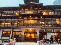 日本玩-「銀山溫泉」一個凝結在日本大正時代及宮崎駿童話裡的雪白世界，此生必訪！