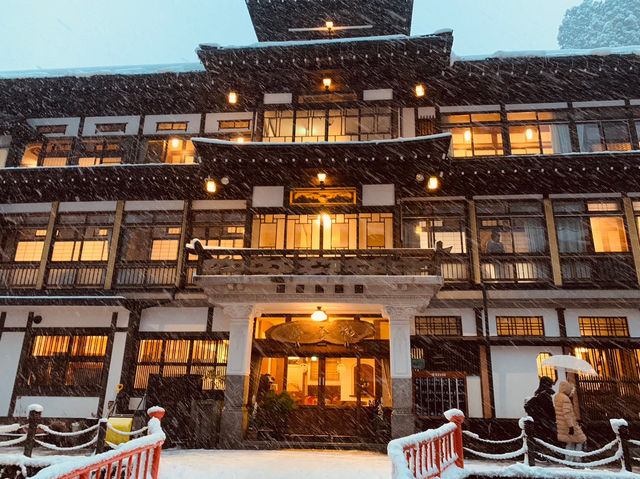 日本玩-「銀山溫泉」一個凝結在日本大正時代及宮崎駿童話裡的雪白世界，此生必訪！