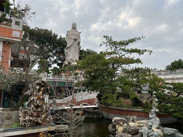 高雄|持法媽祖宮—紅瓦剪黏、山林長軸與城市遠景同框的一次心安之旅 ⛩️🌿 高雄|持法媽祖宮—紅瓦剪黏、山林長軸與城市遠景同框的一次心安之旅 ⛩️🌿