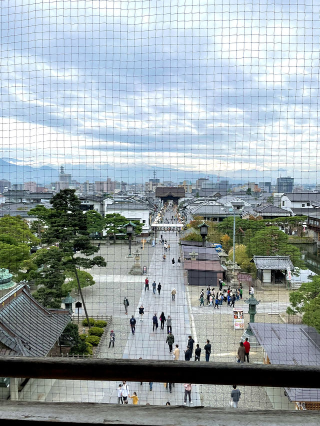 入母屋造の楼門 山門外からの景色が素晴らしい 入母屋造の楼門 山門外からの景色が素晴らしい