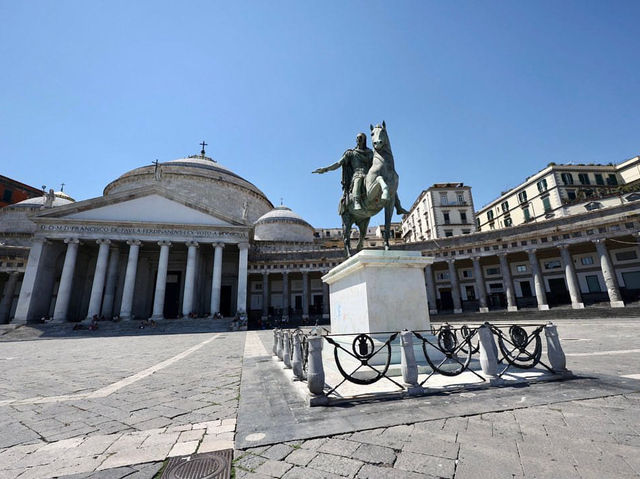 Vibrant Life and History in Napoli