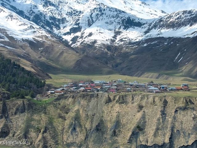 【ジョージア】コーカサスの山々に囲まれた山岳の村「ステパンツミンダ」