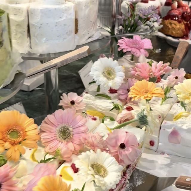 🍰 앤티크커피 연남점 — 클래식과 달콤함이 공존하는 감성카페공간