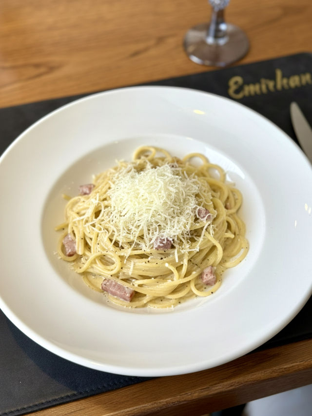 A table with a view of Samarkand’s blue dome 💙