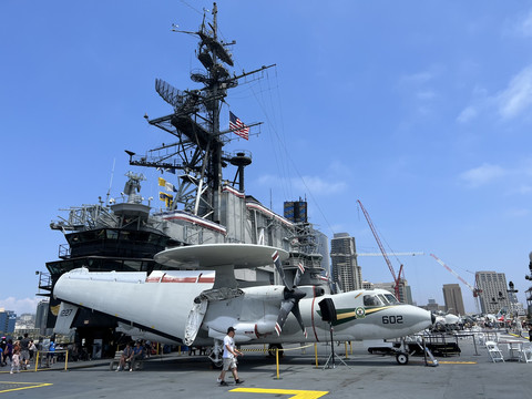 トム・クルーズファン必見！USSミッドウェイ博物館：飛行甲板で戦闘機