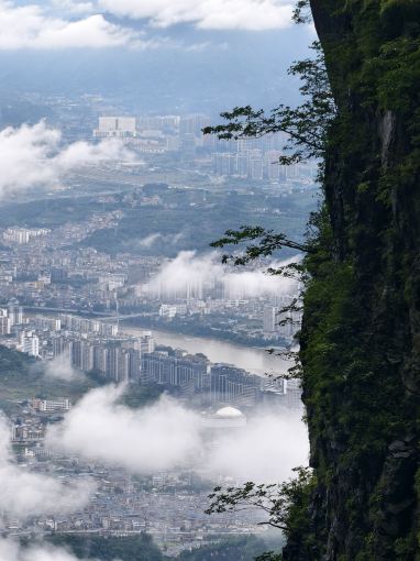 Lost deep in the clouds! Misty Tianmen Mountain, stepping into an