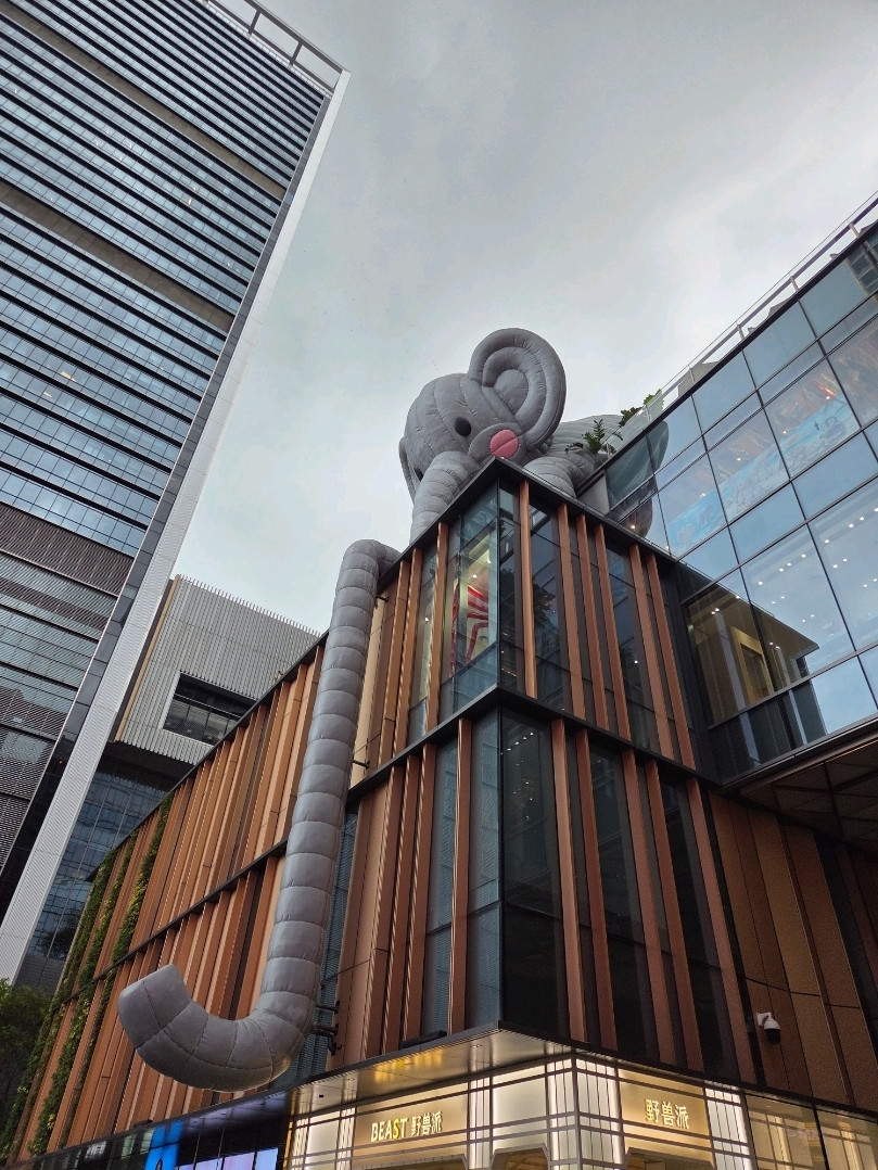 深圳萬象天地HAUS NOWHERE巨人館！闖入超現實的藝術國度！｜Trip.com 深圳