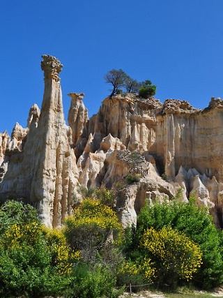 自然が創り出した彫刻：フランスの神秘的な「貴婦人の岩」デモワゼル・コワフェ