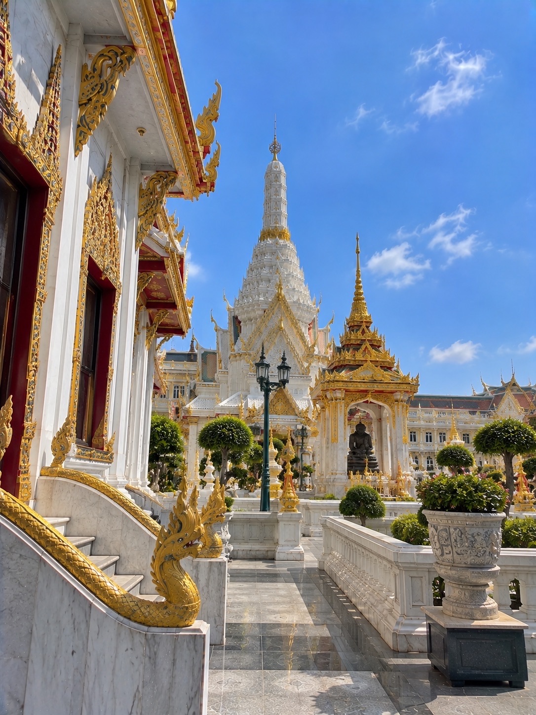 Taking spiritual seekers to pay respects at the Bangkok City Pillar Shrine.