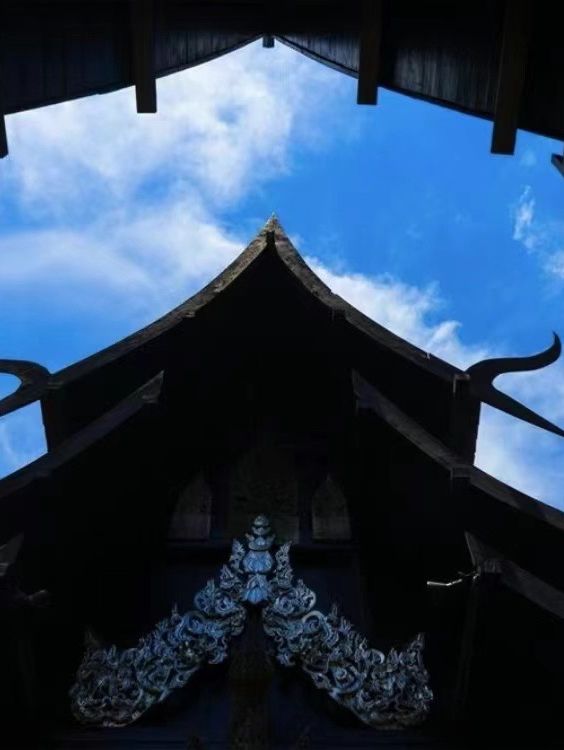 在黑、白與藍之間，看見死亡的顏色
