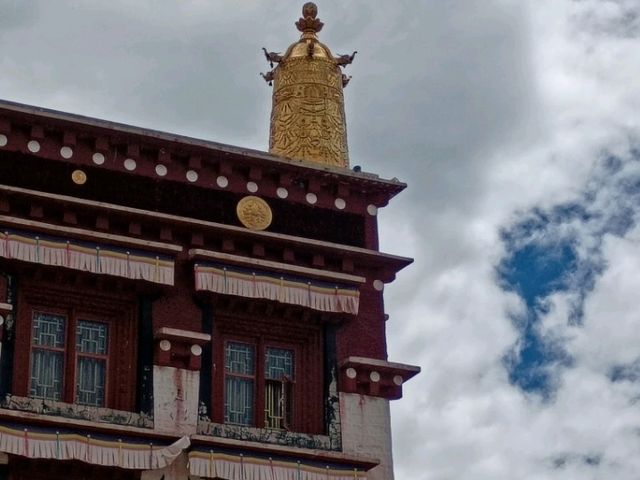 Super beautiful and impressive temple - totally worth a visit!