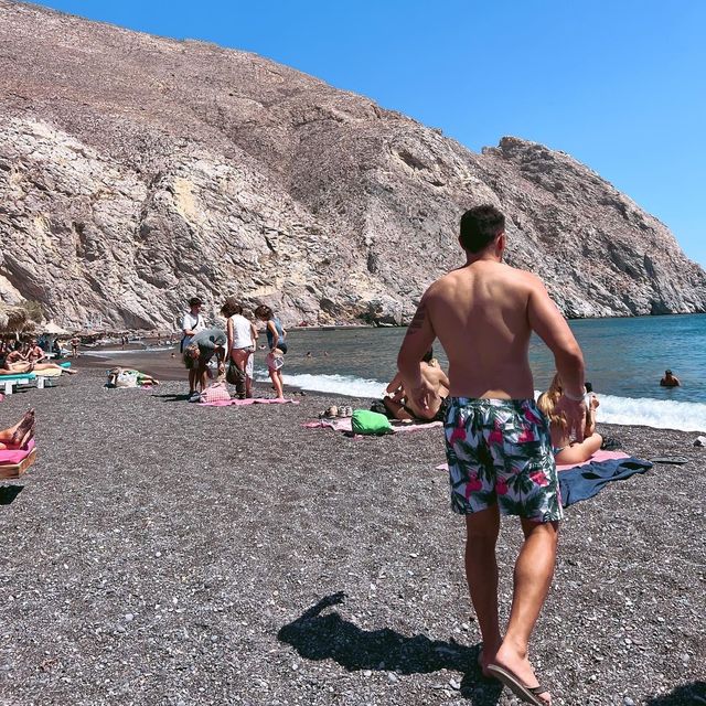 Perissa Beach in Santorini 🇬🇷