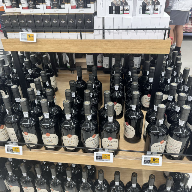 São João party and Porto live like a local ! Trip.com 提供的酒店都是很靠近市中心的