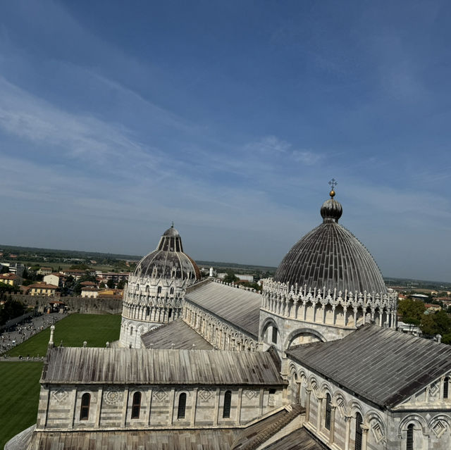 The Leaning Tower of Pisa : Effortlessly Tilted