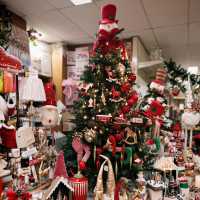 Festive Christmas Trees: A Must-See in Taranto's Gift Shops!  