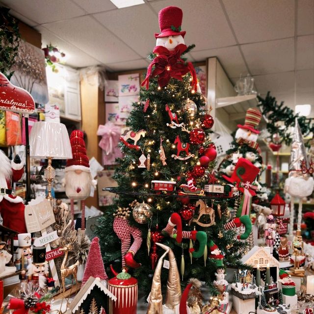 Festive Christmas Trees: A Must-See in Taranto's Gift Shops!  