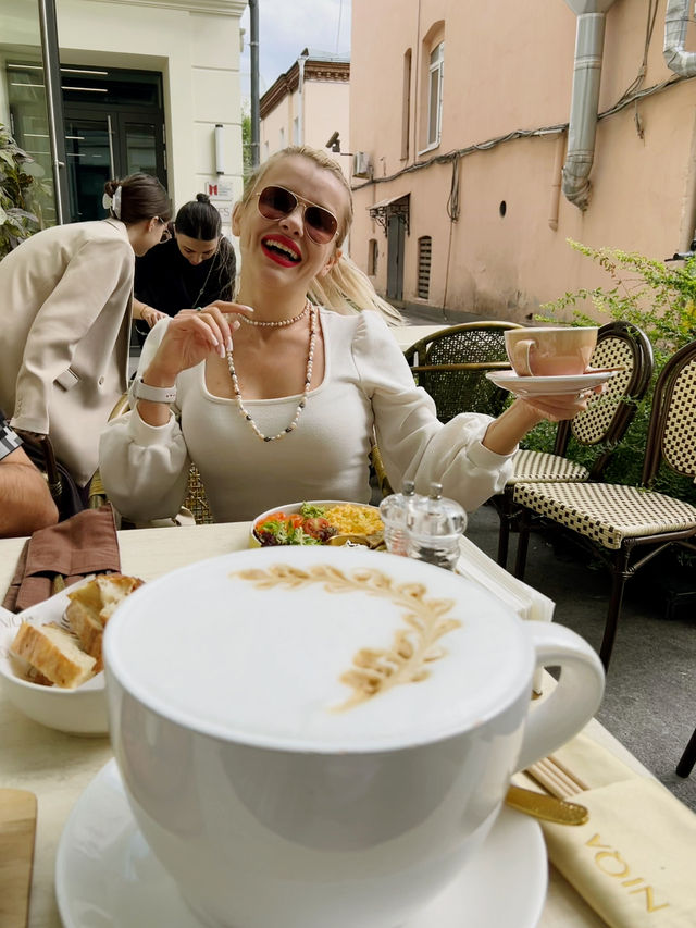 The giant cappuccino in Moskow?! I’m show where! Let’s go 