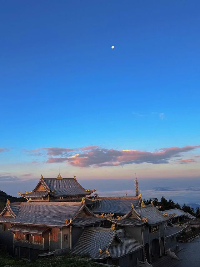 Emei Mountain: Where Temples Touch the Sky 