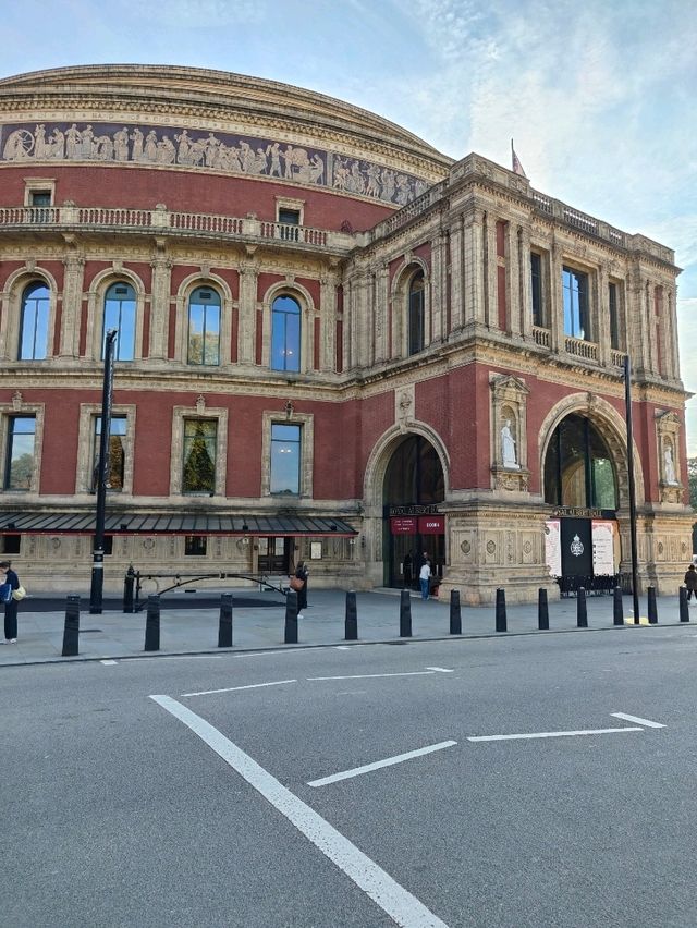Royal Albert Hall: A Parabolic Crown of Culture