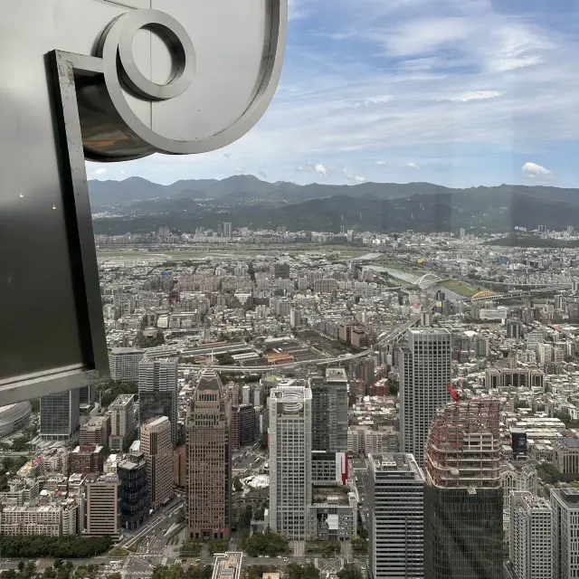 The view from the top of Taipei 101 🏙️ 