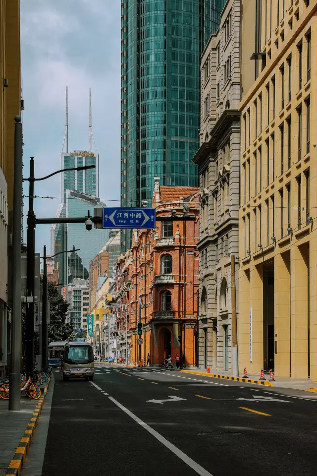 One must not miss Jiujiang Road on Sundays at Shanghai Citywalk🦵!