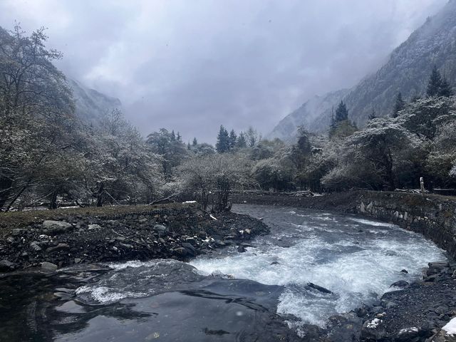 川西四姑娘山｜秋天的第一場雪四姑娘山