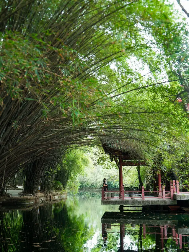 It's not the popular Jiangnan but the overlooked ancient-style park in Chengdu