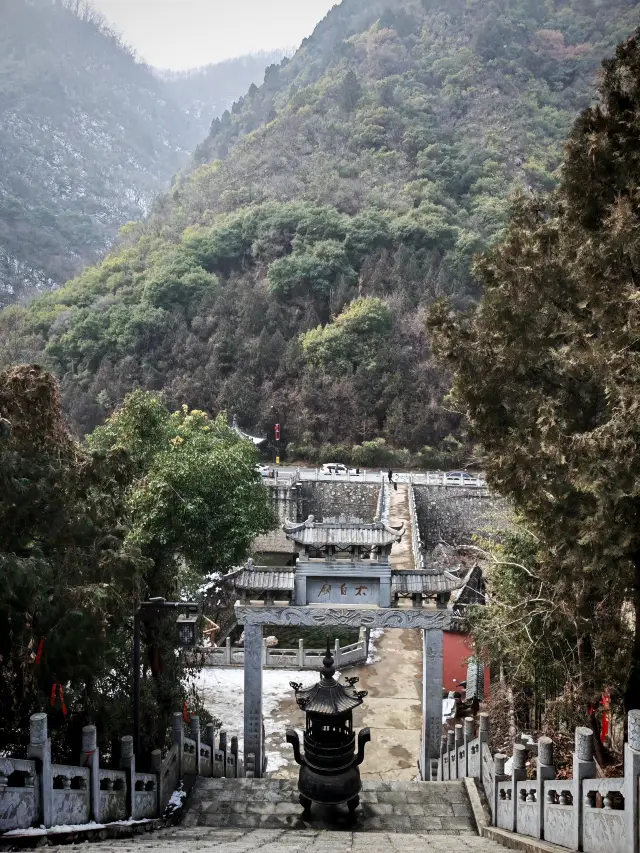 Mount Taibai: Taibai Temple, Shengong Stone