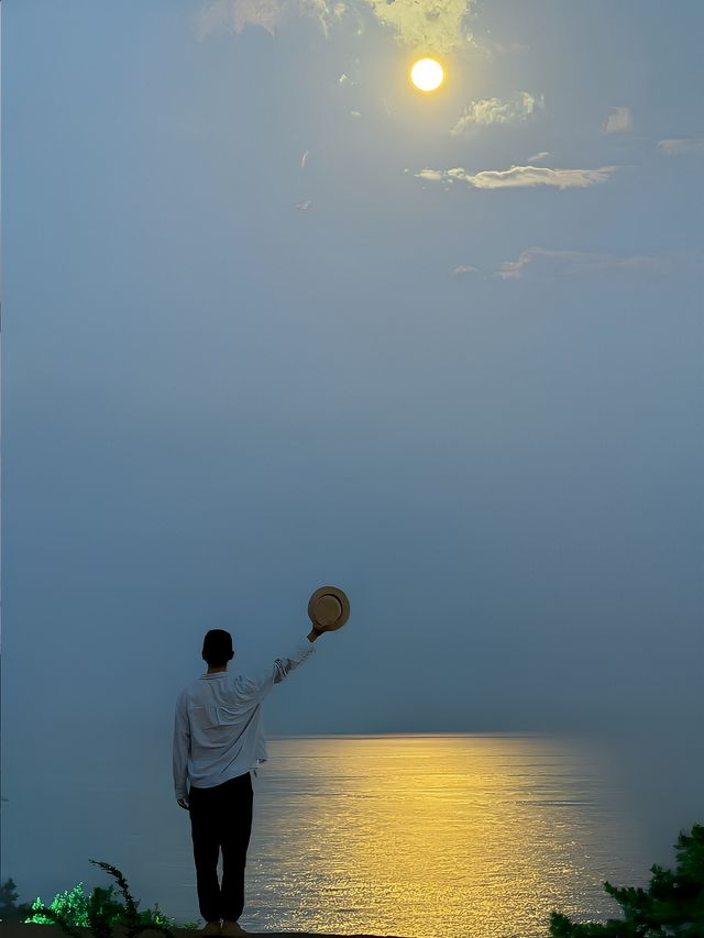 不僅有夕陽，我在小麥島遇見海上的白月光