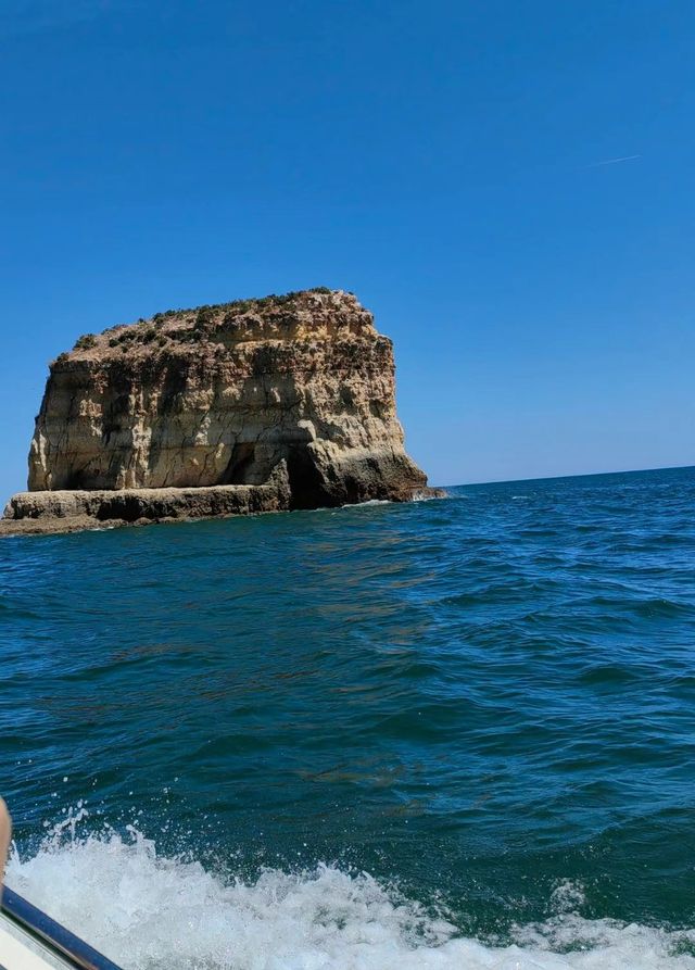 海水浸蝕形成的貝納吉爾海蝕洞