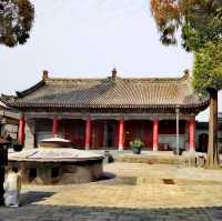 寶雞城隍廟 香煙裊繞禱聲響，信徒虔誠禮拜頻。