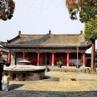 Baoji City God Temple: The temple is filled with the scent of incense and the sound of prayers. Devotees come to worship frequently.